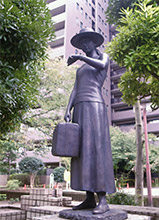 佐藤栄太郎の彫刻「旅立ち」